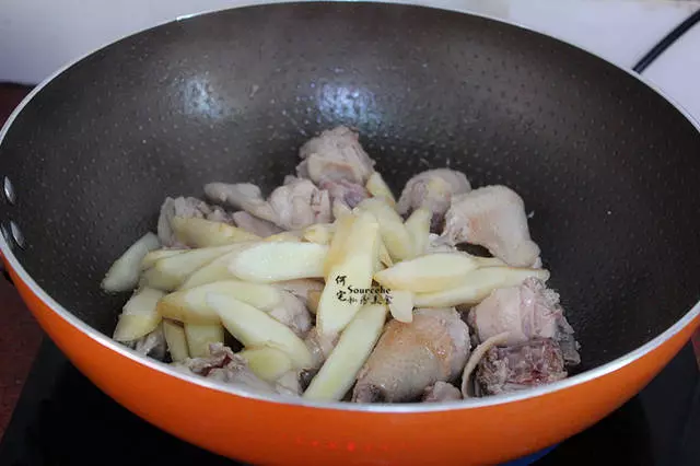 麻油仔姜雞,肉質細嫩卻有嚼勁,連骨頭都香飄四溢~
