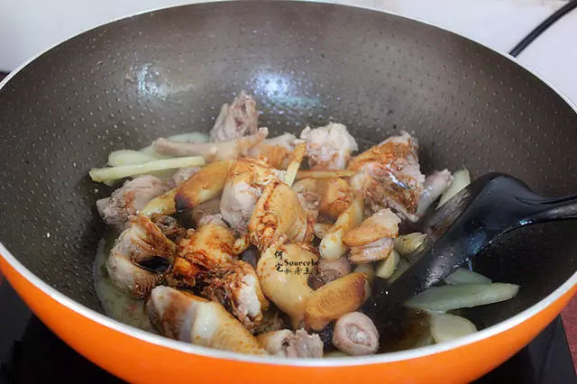 麻油仔姜雞,肉質細嫩卻有嚼勁,連骨頭都香飄四溢~