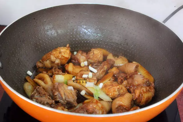 麻油仔姜雞,肉質細嫩卻有嚼勁,連骨頭都香飄四溢~