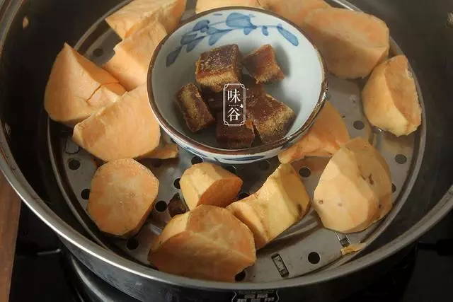 紅薯還在煮著吃?教你一個紅薯新吃法,金黃酥軟,一上桌就被搶光