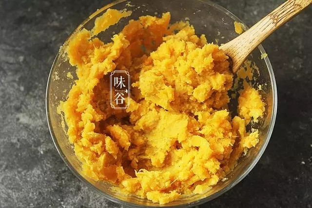 紅薯還在煮著吃?教你一個紅薯新吃法,金黃酥軟,一上桌就被搶光