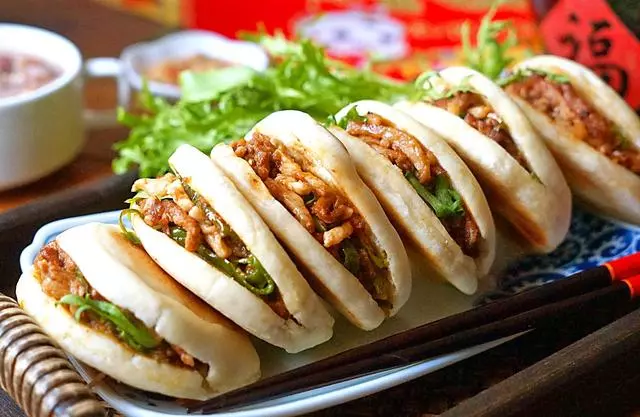 這餅做法和肉夾饃類似,卻比肉夾饃做著更簡單更美味,看一遍就會