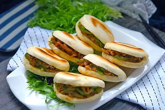 這餅做法和肉夾饃類似,卻比肉夾饃做著更簡單更美味,看一遍就會