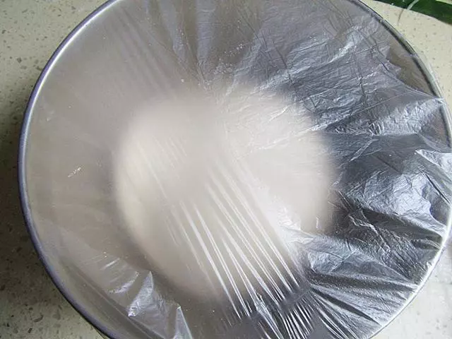 這餅做法和肉夾饃類似,卻比肉夾饃做著更簡單更美味,看一遍就會