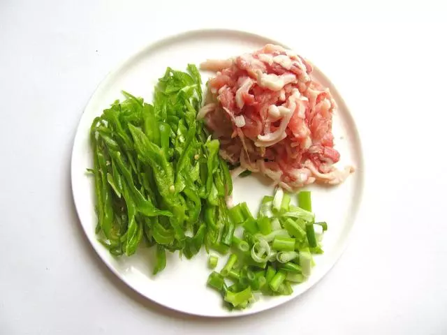 這餅做法和肉夾饃類似,卻比肉夾饃做著更簡單更美味,看一遍就會