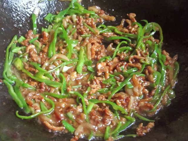 這餅做法和肉夾饃類似,卻比肉夾饃做著更簡單更美味,看一遍就會