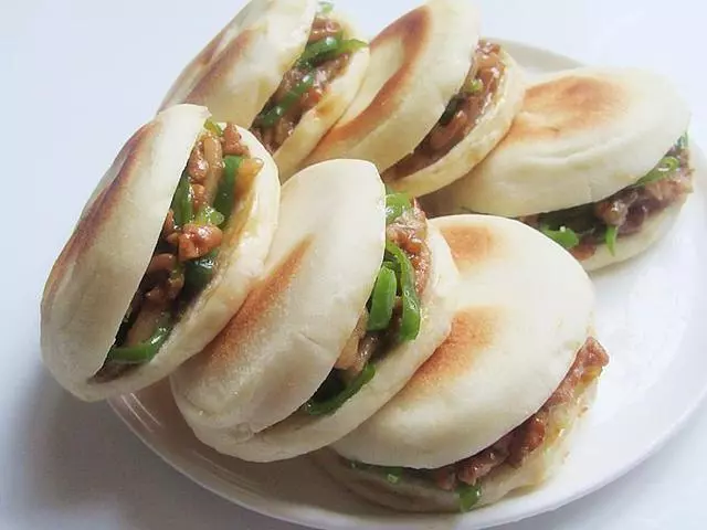 這餅做法和肉夾饃類似,卻比肉夾饃做著更簡單更美味,看一遍就會