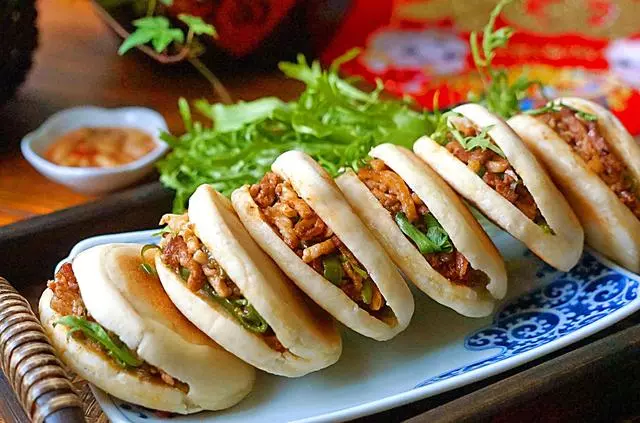 這餅做法和肉夾饃類似,卻比肉夾饃做著更簡單更美味,看一遍就會