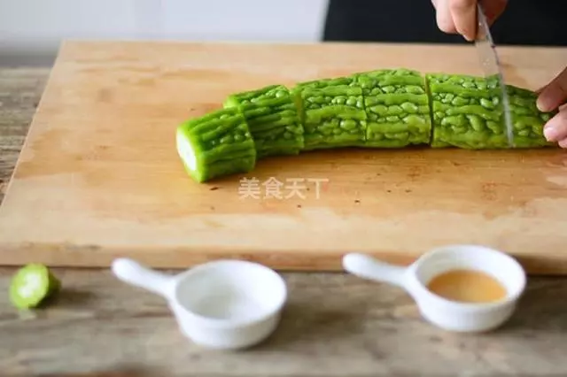 苦瓜焯水之後還是苦,這個做法讓你一秒愛上苦瓜!
