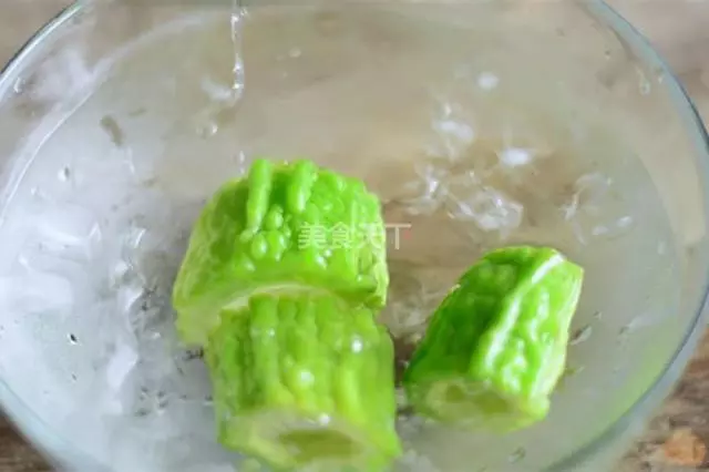 苦瓜焯水之後還是苦,這個做法讓你一秒愛上苦瓜!