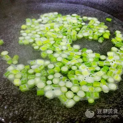 蒜薹豆瓣醬肉包的做法~