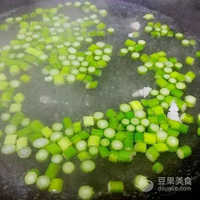 蒜薹豆瓣醬肉包的做法~
