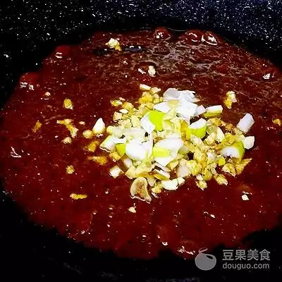 蒜薹豆瓣醬肉包的做法~