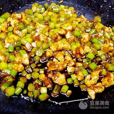 蒜薹豆瓣醬肉包的做法~