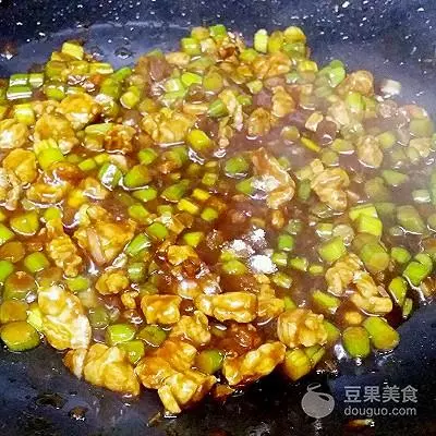 蒜薹豆瓣醬肉包的做法~