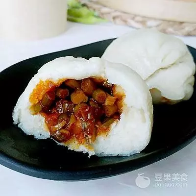 蒜薹豆瓣醬肉包的做法~