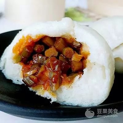 蒜薹豆瓣醬肉包的做法~