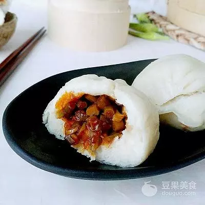 蒜薹豆瓣醬肉包的做法~