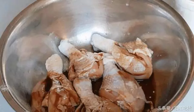 用電飯鍋燜雞,詳細做法教給您,簡單易學,零廚藝也能做得出來