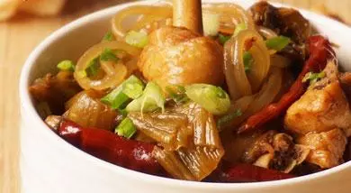 美味的酸菜粉條雞做法