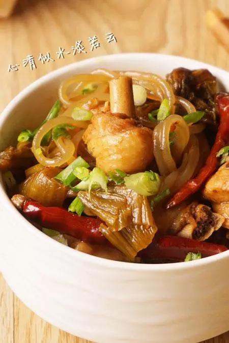 美味的酸菜粉條雞做法