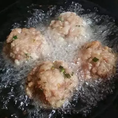 紅燒獅子頭,色香味俱全,好吃到無法形容,做法還很簡單!