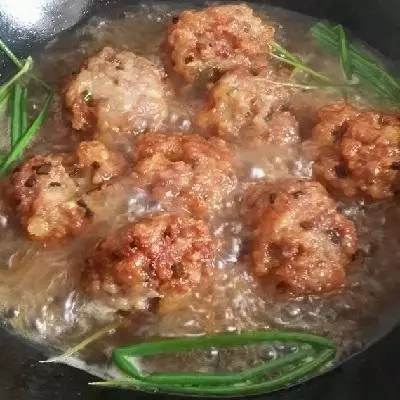 紅燒獅子頭,色香味俱全,好吃到無法形容,做法還很簡單!