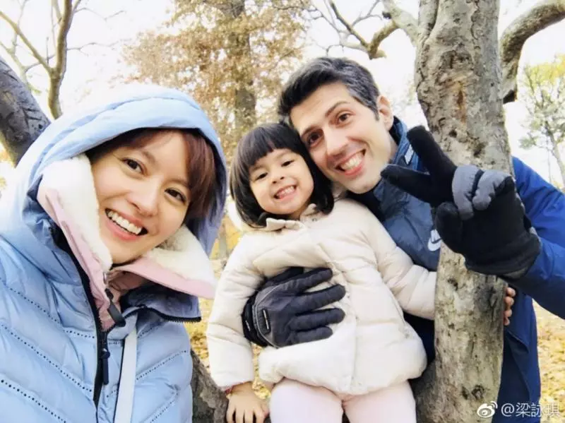 梁詠琪「3歲混血女兒」顏值超高,並擁有「逆天長腿」!那雙「愛笑的眼睛」,簡直融化人心啊!