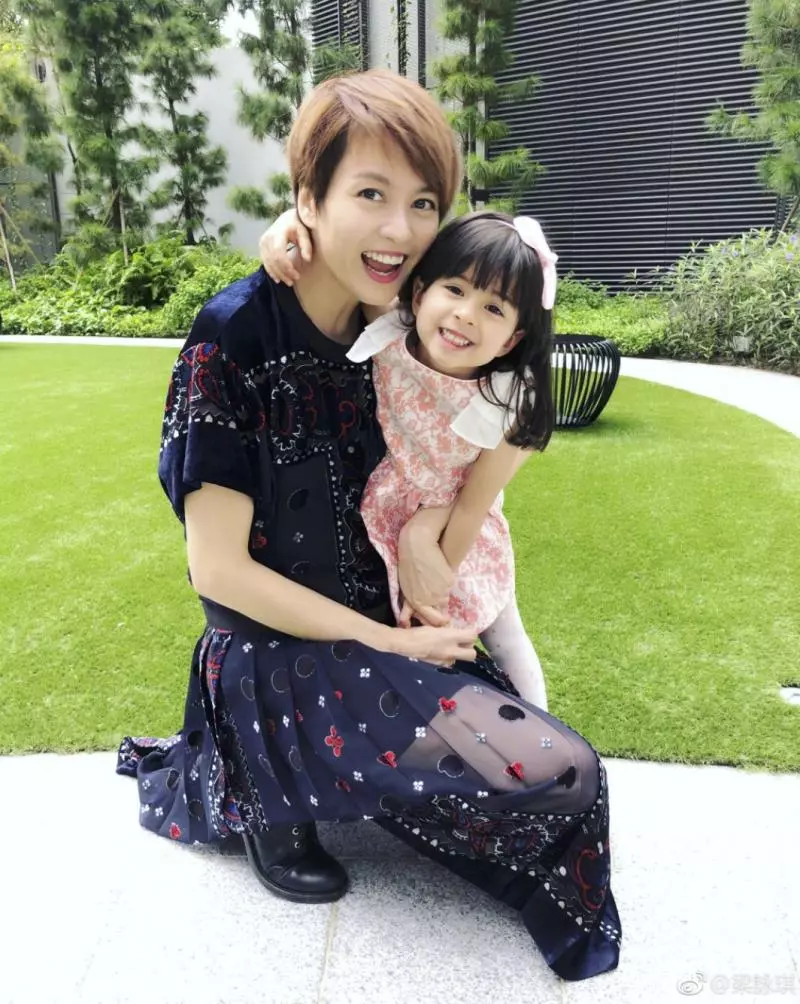 梁詠琪「3歲混血女兒」顏值超高,並擁有「逆天長腿」!那雙「愛笑的眼睛」,簡直融化人心啊!