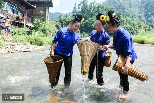 捕魚方式很多種 聽過「倒魚」的嗎?還是苗族傳統節日
