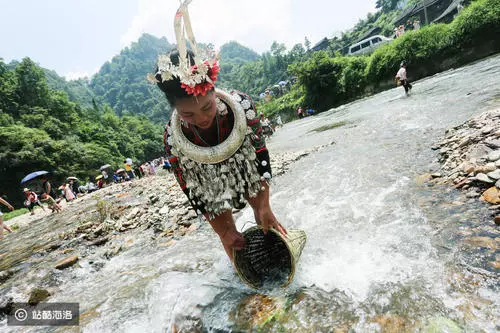 捕魚方式很多種 聽過「倒魚」的嗎?還是苗族傳統節日