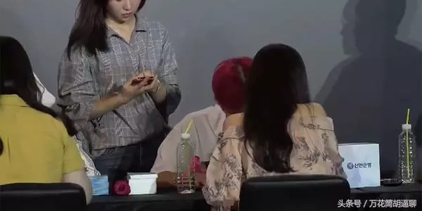 Wanna One粉絲遭偷看手機氣瘋!SEVENTEEN經紀人暖舉被贊爆