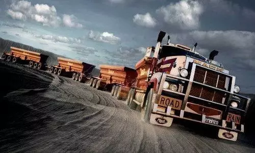 行駛在公路上的列車:1474米長的卡車你見過沒