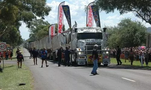行駛在公路上的列車:1474米長的卡車你見過沒