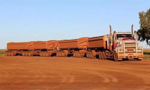 行駛在公路上的列車:1474米長的卡車你見過沒