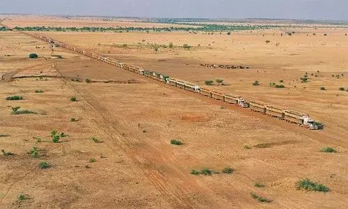 行駛在公路上的列車:1474米長的卡車你見過沒