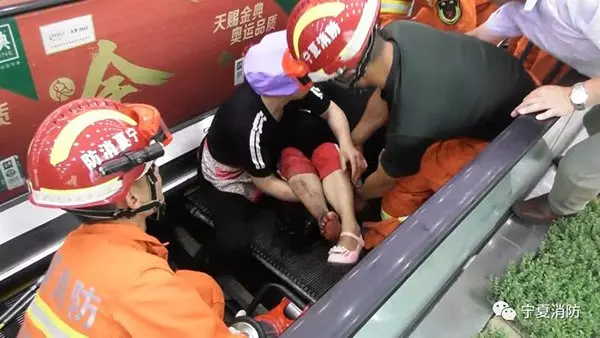 手扶梯踏面缺失 小女孩踩空命懸一線