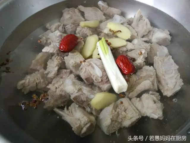排骨湯這樣燉,味道鮮美無腥味,清爽不油膩,每次燉一鍋都不夠吃