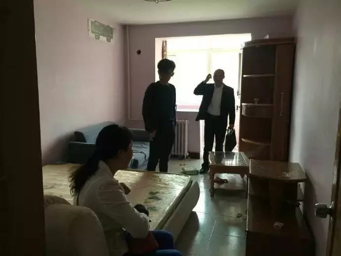 年輕夫妻將「13坪超窄廢墟」重建成「超猛豪宅」,床的設計完全是高級飯店!