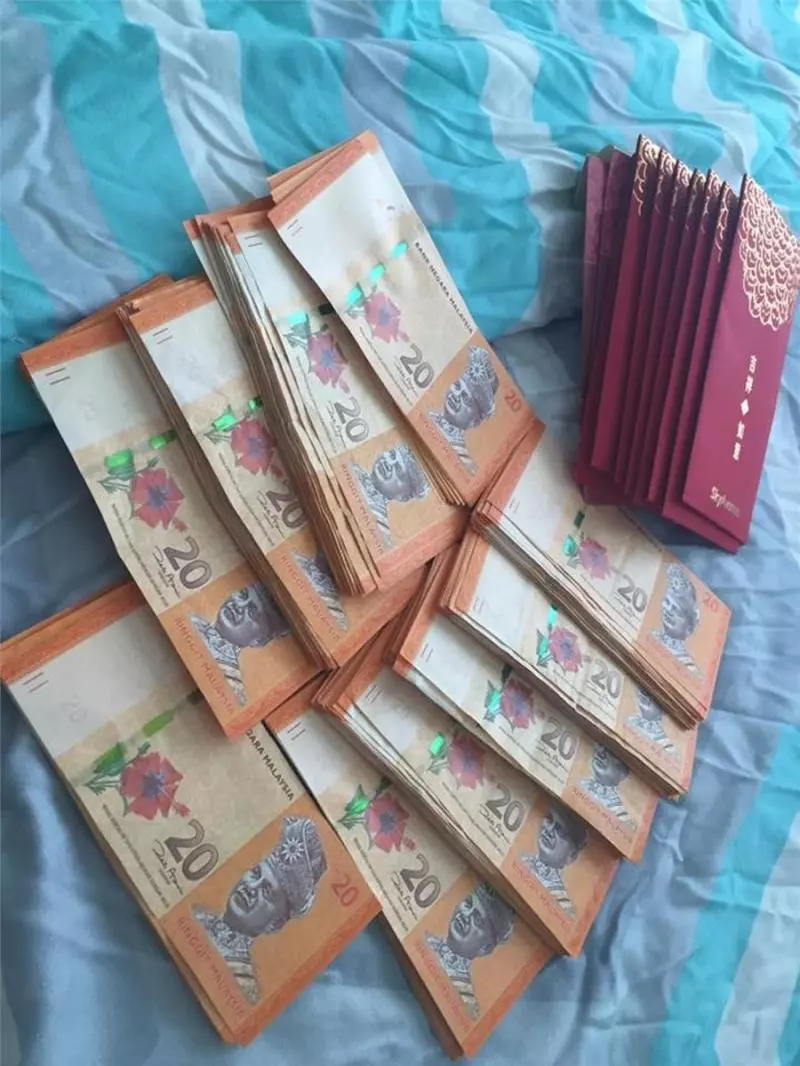 大馬50歲女乞丐有錢捨不得花,「鉅款」紙幣藏錢包全部變成了這樣!