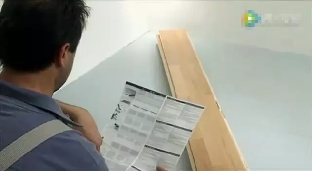 看到德國人怎麼鋪地板的,難以想像我家的地板下面有多髒!