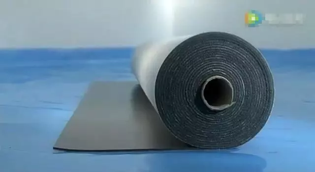 看到德國人怎麼鋪地板的,難以想像我家的地板下面有多髒!