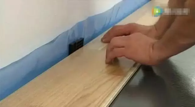 看到德國人怎麼鋪地板的,難以想像我家的地板下面有多髒!