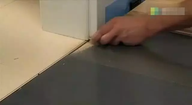 看到德國人怎麼鋪地板的,難以想像我家的地板下面有多髒!