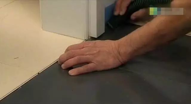 看到德國人怎麼鋪地板的,難以想像我家的地板下面有多髒!