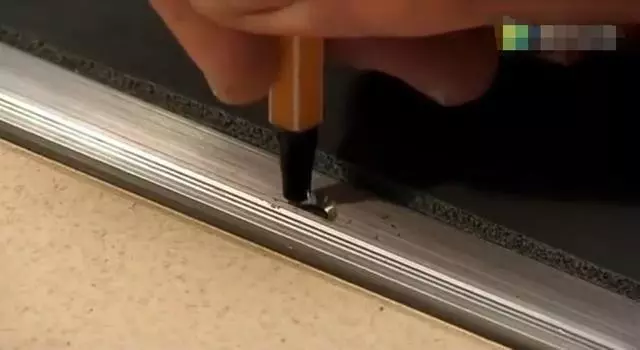 看到德國人怎麼鋪地板的,難以想像我家的地板下面有多髒!