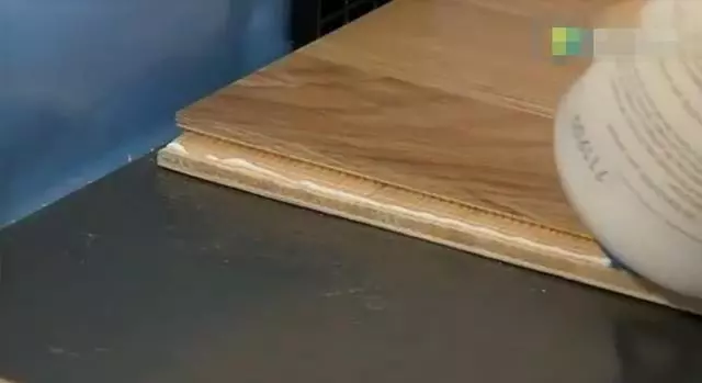 看到德國人怎麼鋪地板的,難以想像我家的地板下面有多髒!