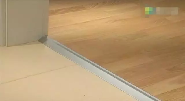 看到德國人怎麼鋪地板的,難以想像我家的地板下面有多髒!