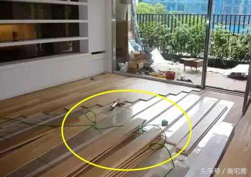 為什麼聰明人都在瓷磚上鋪木地板?開始覺得傻,聽完才知差點被坑