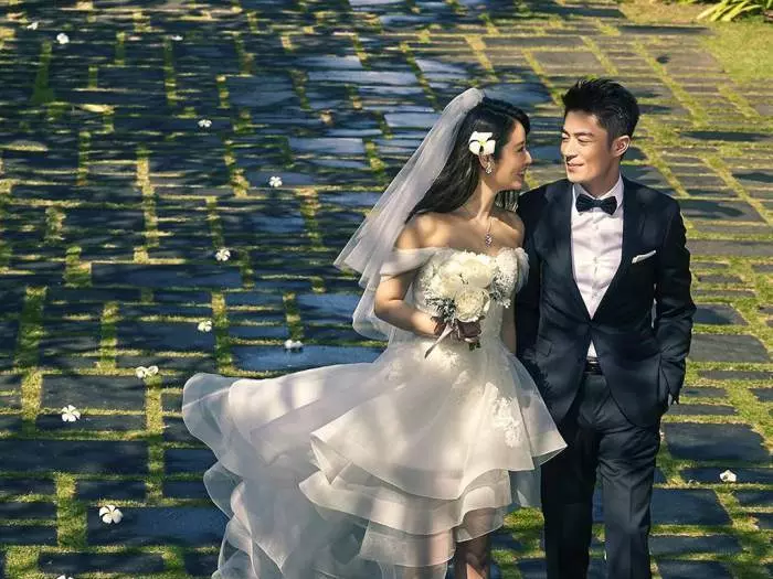 林心如不懼高齡挑戰二胎! 霍建華醫院門口坐立不安, 網友: 母子平安!